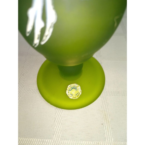 Frosted avocado green westmoreland glass bud vase with daisies and white flowers - Picture 3 of 7